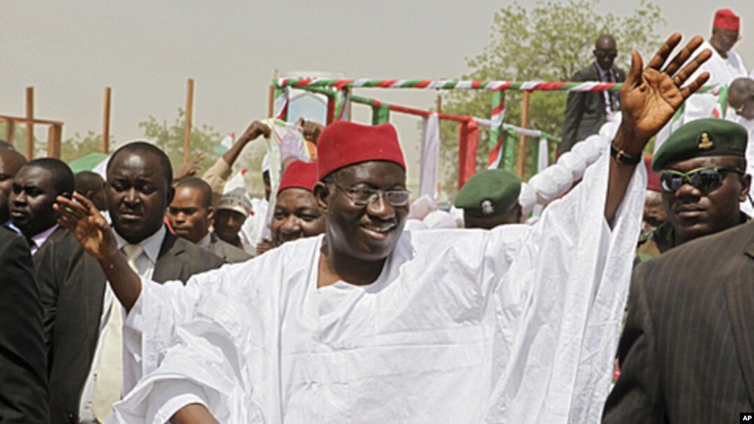 Nigerian President Goodluck Jonathan waves to the crowd on arrival at a campaign rally in Kano, northern Nigeria, March 16, 2011