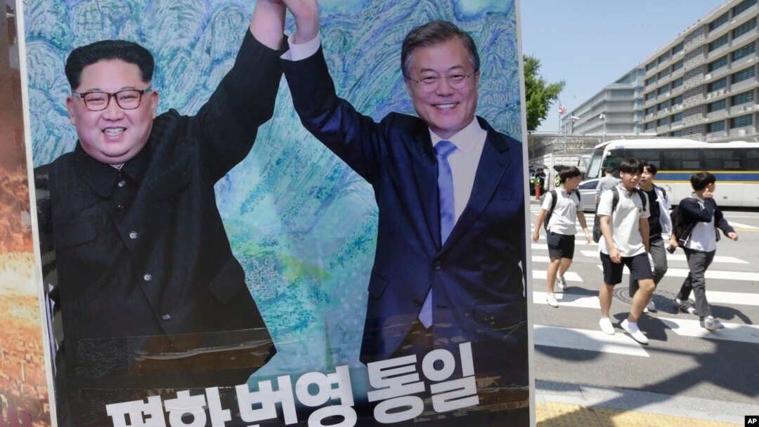 지난 2018년 6월 서울 광화문에 4.27 남북정상회담 사진이 세워져있다.