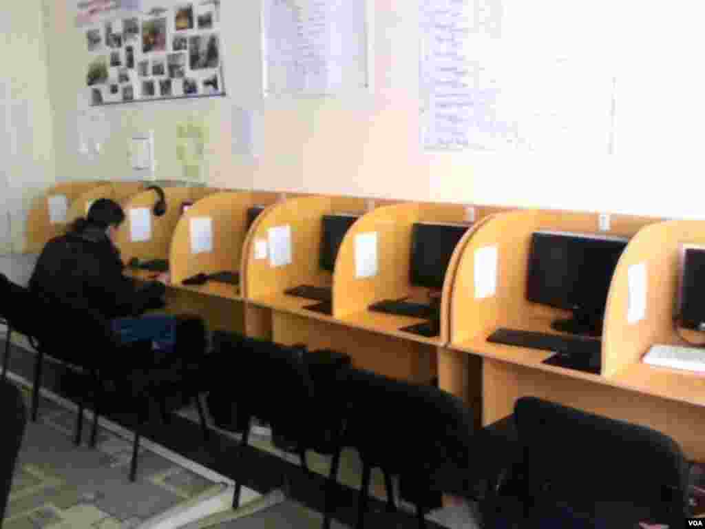 Amparo ofisida yoshlarga tekin internet, kompyuter kusrlariga o'qitish yo'lga qo'yilgan. Ayni damda tshkilotni tugatish prosessi borayotganligi uchun bu xonada o'smirlar oz.