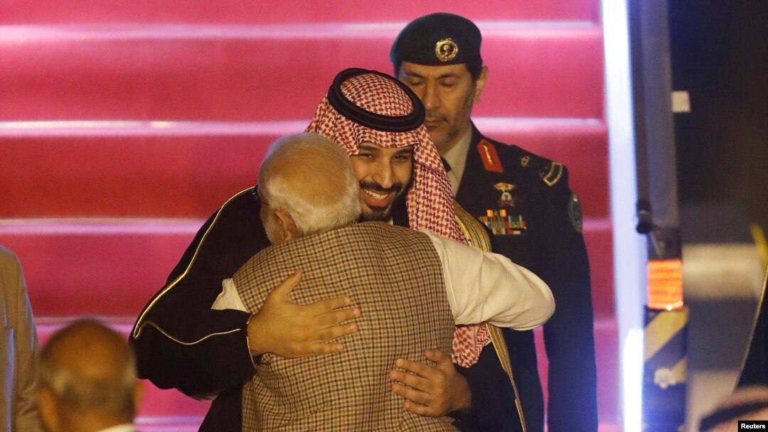  အိန္ဒိယဝန်ကြီးချုပ် Narendra Modi အိန္ဒိယနိုင်ငံ နယူးဒေလီလေဆိပ်သို့ ရောက်ရှိစဉ် ဆော်ဒီအိမ်ရှေ့မင်းသား Mohammed bin Salman က ပွေ့ဖက်ပုံ (ဖေဖော်ဝါရီ၊ ၁၉၊ ၂၀၁၉)
