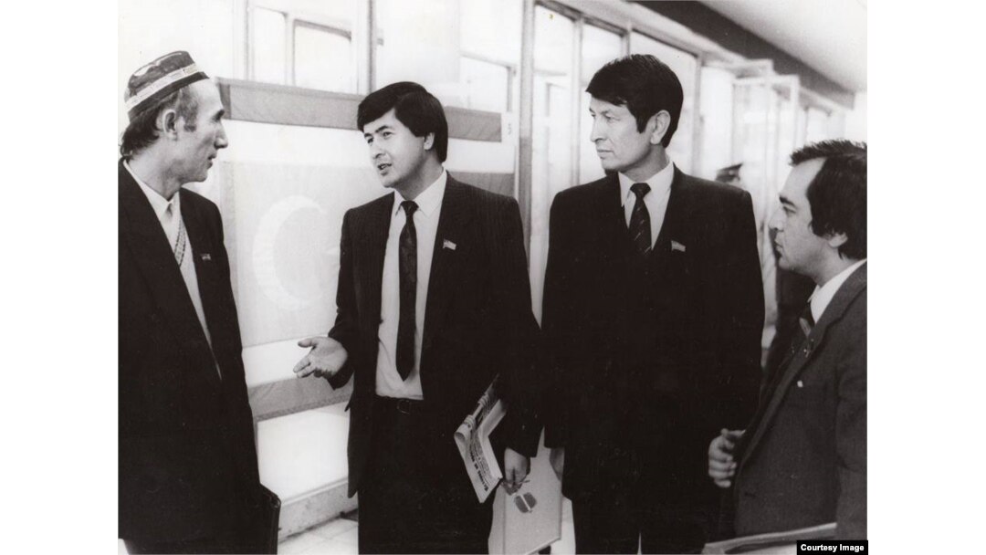 Samandar Qo'qonov, o'ngdan ikkinchi, 1990-yillar boshida o'zi qatori deputatlar davrasida