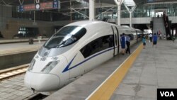 北京南站待发的和谐号高速动车(资料照 美国之音王南拍摄)