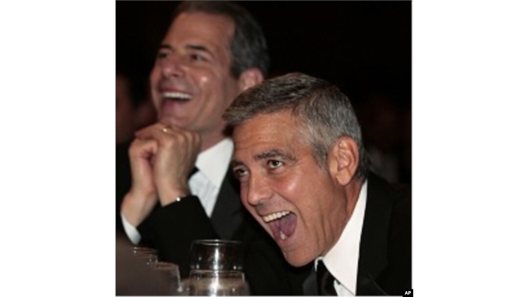 Actor George Clooney (R) laughs while U.S. President Barack Obama speaks at the White House Correspondents Association annual dinner in Washington, April 28, 2012.