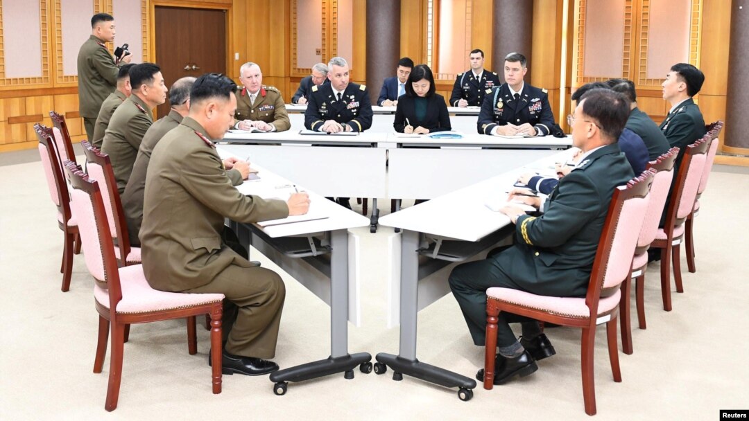 남북한 군사 당국자들과 유엔사 관계자들이 16일 판문점 남측 지역 자유의집에서 ‘판문점 공동경비구역(JSA) 비무장화 이행을 위한 3자 협의체’ 1차 회의를 하고 있다. 한국 국방부 제공.