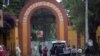 Archivo - Una familia acompaña el féretro de un familiar para ser sepultado en el área de COVID-19 del Cementerio La Verbena en Ciudad de Guatemala, Guatemala, el 29 de julio de 2020.