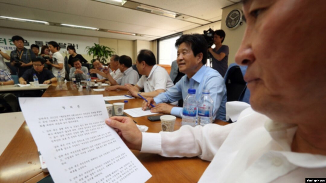 한국 개성공단기업협회 한재권 회장을 비롯한 비대위 관계자들이 15일 서울 여의도 사무실에서 남북한 당국간 개성공단 정상화 합의문을 살펴보고 있다.