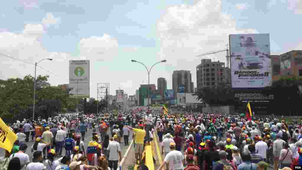 Um grupo de manifestantes da oposição que se dirigia à Provedoria de Justiça assinou um documento para entregar à instituição em que exigiam eleições imediatas e a libertação dos presos políticos. 
