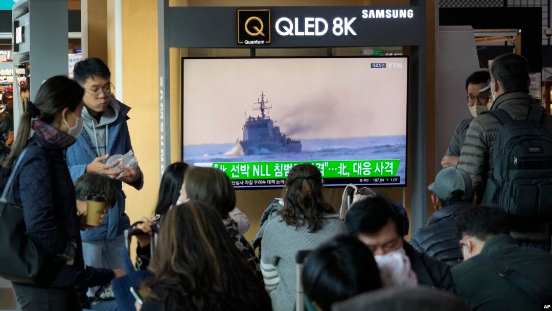 24일 한국 서울역 내 TV에서 북한 선박의 서해 북방한계선(NLL) 침범에 따른 한국군의 경고 사격과 북한군의 위협 사격 소식이 방송되고 있다. 