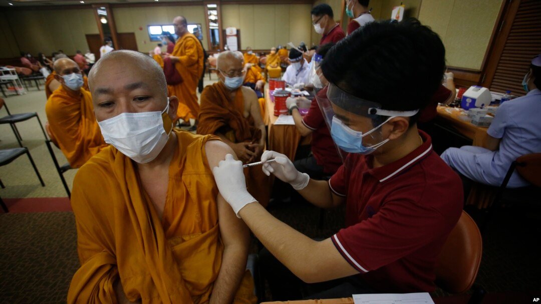 ဘန်ကောက်မြို့မှာ သံဃာတော်တွေကို ကိုဗစ်ကာကွယ်ဆေး ထိုးပေးနေတဲ့ ကျန်းမာရေးဝန်ထမ်းတဦး။ (မေ ၁၈၊ ၂၀၂၁)