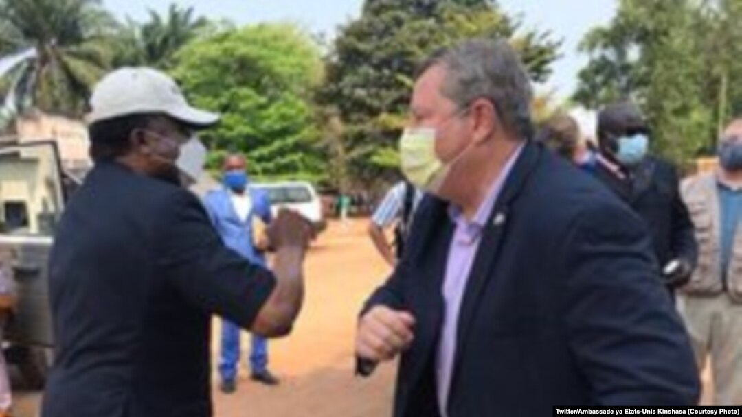 Mokambi ya cellule technique ya bitumba na Ebola Dr. Jean-Jacques Muyembe (g) na ntoma ya merika na Kinshasa Mike Hammer, na Mbadaka, Equateur, otobre 2020. (Twitter/Ambassade Etats-Unis Kinshasa)