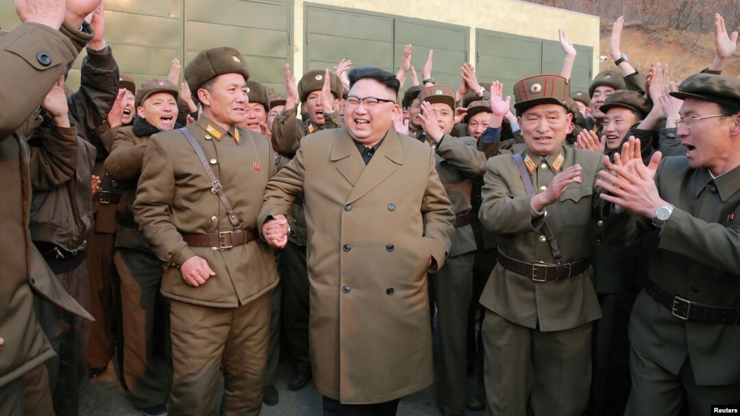 지난 3월 서해위성발사장에서 신형 고출력 로켓엔진 지상분출시험을 참관한 북한 김정은 국무위원장(가운데)이 관계자들과 함께 환호하고 있다.