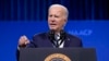 ARCHIVO - El presidente Joe Biden, izq., y el expresidente Barack Obama durante un evento de recaudación de fondos de campaña en el Peacock Theater, en Los Ángeles, el 15 de junio de 2024.