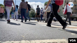 Venezolanos cruzan una concurrida avenida en el este de Caracas. Junio, 2021. [Foto: Captura de video]