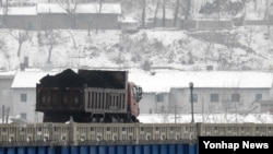 중국과 북한이 인접한 두만강에서 북한 남양시와 중국 투먼 통상구를 오가는 화물차 (자료사진)