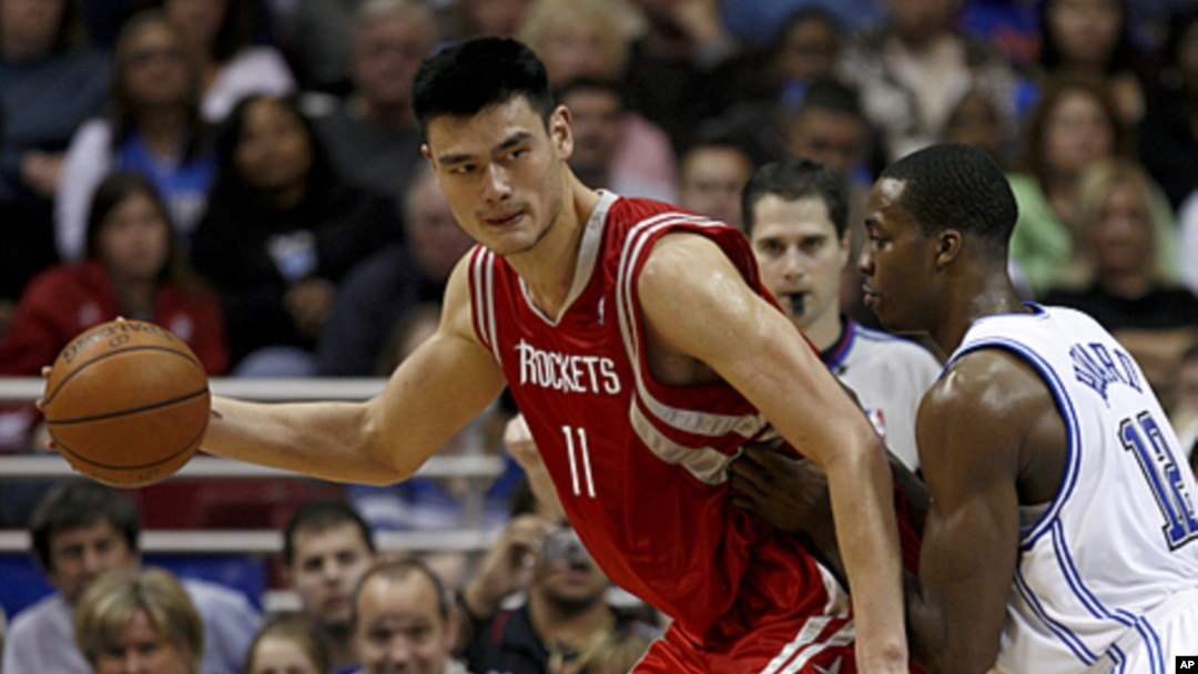 Houston Rockets center Yao Ming (L) drives against Orlando Magic center Dwight Howard during an NBA game in Orlando, Florida, Jan. 4, 2008.