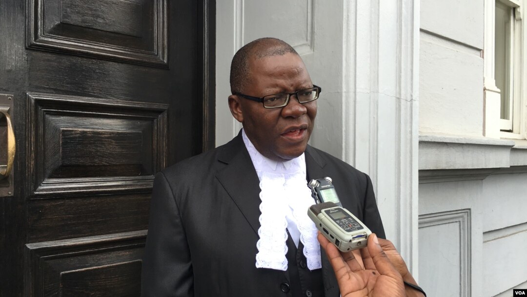 Human rights lawyer, former Zimbabwe finance minister Tendai Biti, addressing journalists outside court. He says after he wants the death penalty completely outlawed in Zimbabwe, 20 Jan. 2016. (Sebastian Mhofu/VOA) 