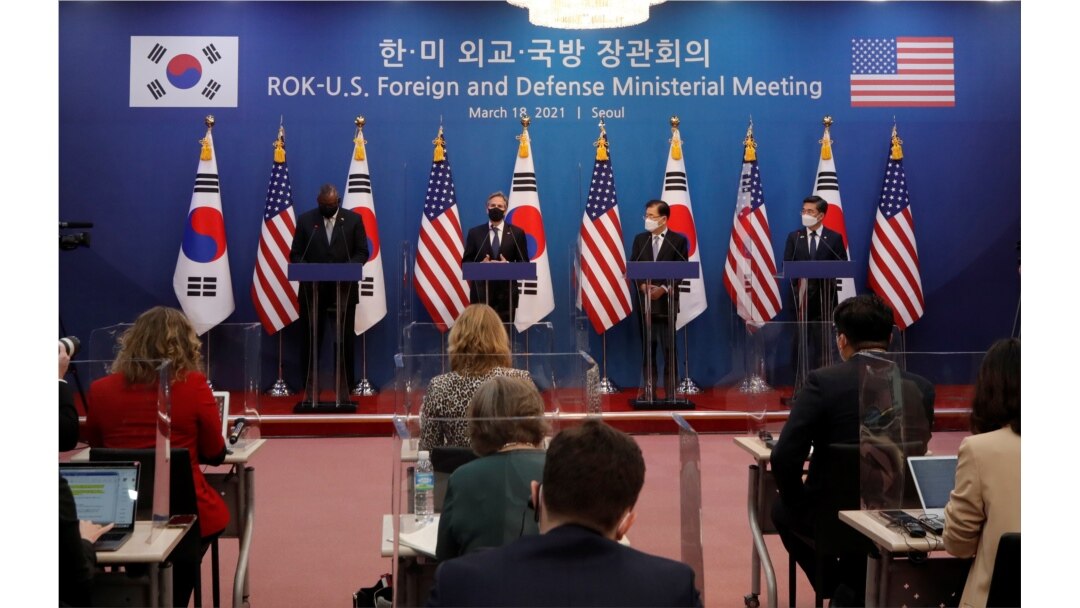한국을 방문한 미국의 로이드 오스틴 국방장관(왼쪽부터)과 토니 블링컨 국무장관이 18일 서울 외교부 청사에서 정의용 외교부 장관, 서욱 국방장관과 공동기자회견을 했다.