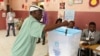 Eleitor vota em Luanda