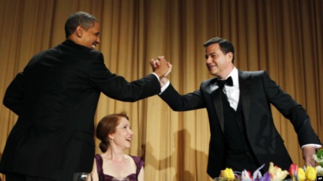 U.S. President Barack Obama shakes hands with comedian Jimmy Kimmel as WHCA President and Reuters correspondent Caren Bohan (C) watches at the White House Correspondents Association annual dinner in Washington, April 28, 2012. 