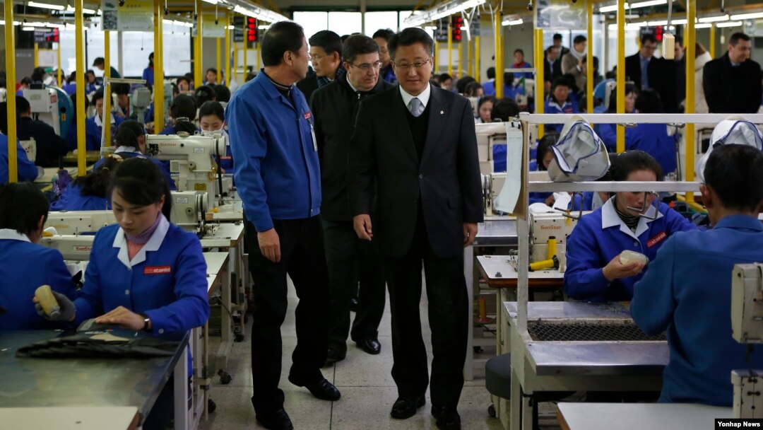 지난해 12월 주요 20개국(G20) 회원국의 관계자들이 개성공단을 방문해 기반시설과 입주기업 등을 둘러보고 있다.