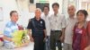 Ông Đinh Đăng Định, Nguyễn Đan Quế, Đinh Nhật Uy, Phạm Chí Dũng, Phạm Bá Hải và vợ ông Định - bà Đặng Thị Dinh, hình chụp ngày 16/2/2014 (http://fvpoc.org)