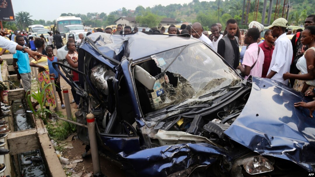 Bato nzinganzinga na motuka ebebi na likama na Mont-Ngafula, Kinshasa, 16 février 2020.