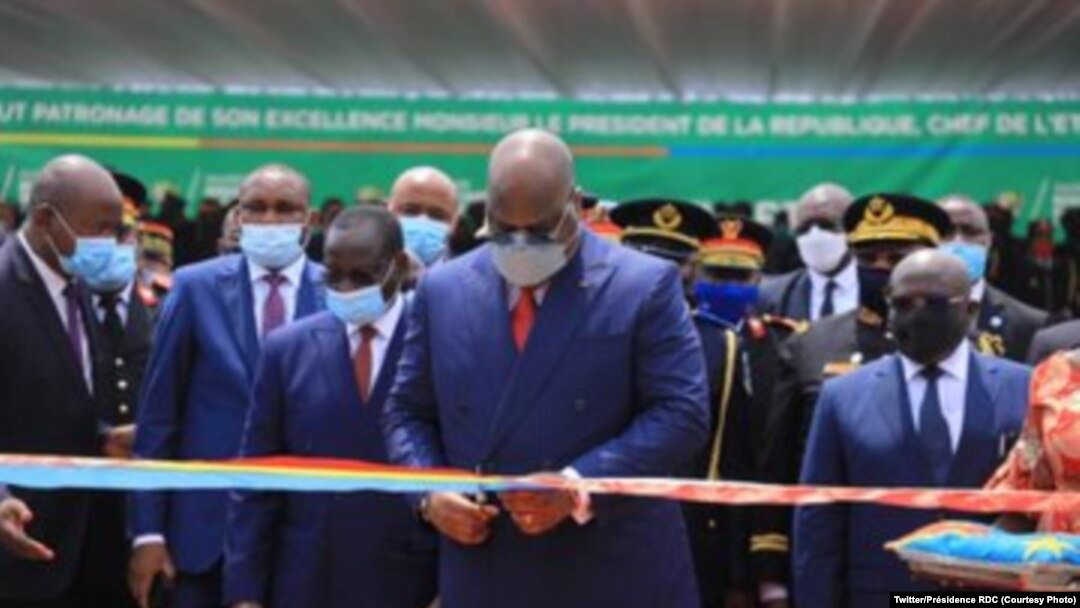 Président Félix Tshisekedi azali kokata ruban ya bofungoli Eteyelo ya bitumba na Kinshasa, 5 janvier 2021. (Twitter/Présidence RDC)