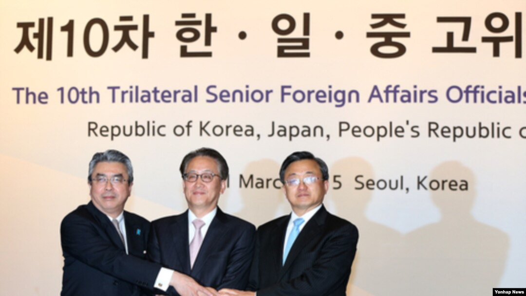 지난 11일 서울에서 열린 '제10차 한중일 고위급 회의'에 참석한 각 국 대표들이 기념사진 촬영을 하고 있다. 왼쪽부터 스기야마 신스케 일본 외무성 외무심의관, 이경수 외교부 차관보, 류전민 중국 외교부 부부장.