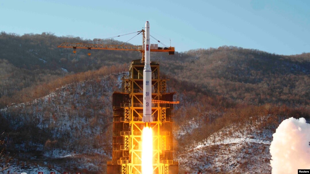 지난 2012년 12월 북한 관영 조선중앙통신이 배포한 '은하 3호' 장거리 로켓 발사 장면. (자료사진)