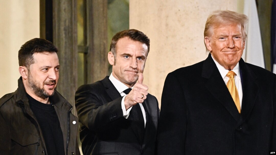 (Chapdan) Ukraina Prezidenti Vladimir Zelenskiy, Fransiya rahbari Emmanuel Makron va AQSh prezidenti etib saylangan Donald Tramp, Parij, Fransiya, 2024-yil, 7-dekabr