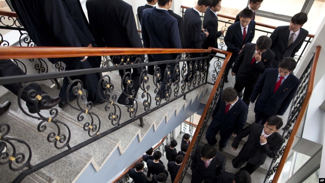 지난 2011년 10월 북한 평양과기대 학생들이 강의가 끝난 후 계단을 내려가고 있다. (자료사진)