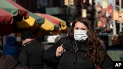 纽约一名女子担心新冠病毒传播，戴上了口罩。（2020年1月30日）
