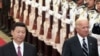 中国国家副主席习近平8月18日在北京欢迎到访的美国副总统拜登，两位领导人检阅仪仗队