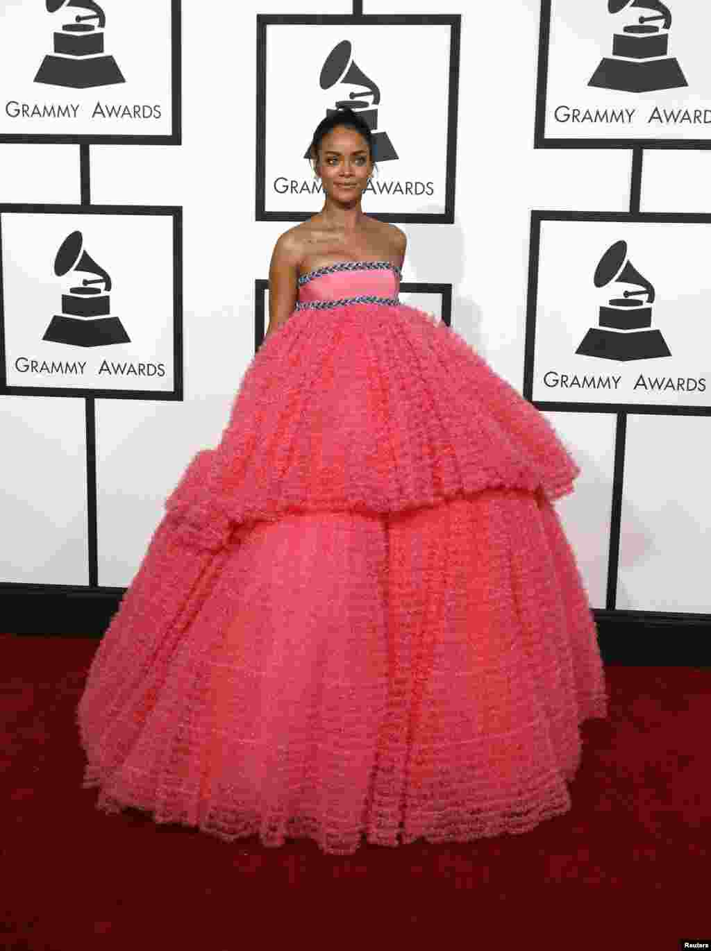 A cantora Rihanna à chegada da 57ª gala anual dos Prémios Grammy Los Angeles, Califórnia Fev 8, 2015.