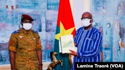 Roch Kaboré recevant le rapport d’enquête sur le drame d’Inata, Ouagadougou le 06 décembre 2021 (VOA/Lamine Traoré)