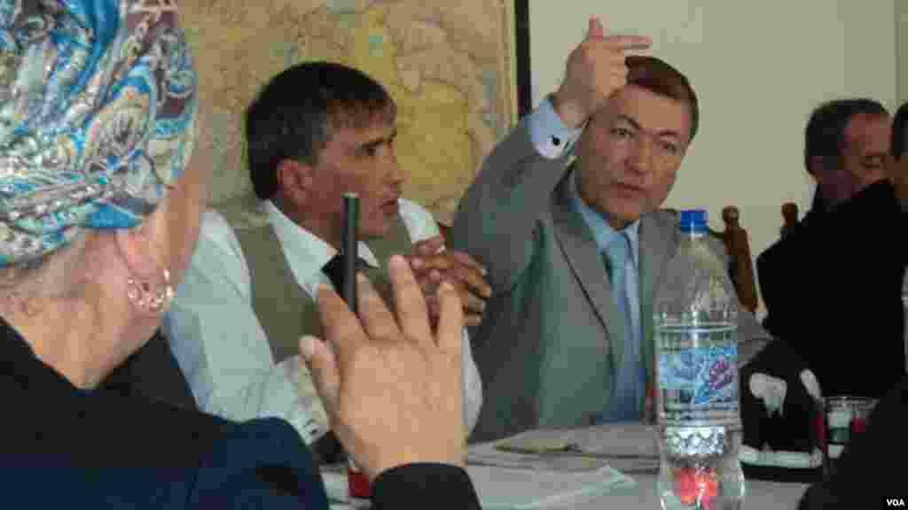 Amparo tashkil etgan tadbirda Tojikiston hukumatiga muxollif demokratik partiya Sug'd viloyat bo'limi raisi Fayzullo Fayziev o'z noroziligini bildirmoqda.