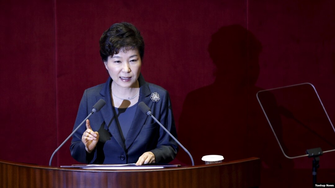 박근혜 한국 대통령이 27일 국회 본회의장에서 2016년도 예산에 대한 시정연설을 하고 있다. 