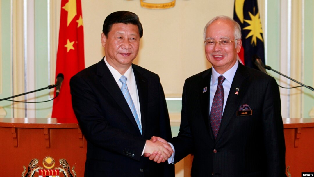 China's President Xi Jinping (L) and Malaysia's Prime Minister Najib Razak shake hands after their joint news conference at Najib's office in Putrajaya, near Kuala Lumpur Oct. 4, 2013.