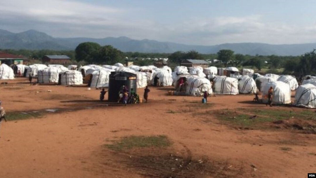 Plastic tents sprout on bare ground at Dambala Fachana, intended as a temporary refugee camp in northern Kenya. With recent heavy rains, some refugees have been moved to higher ground. (D. Gelmo/VOA)
