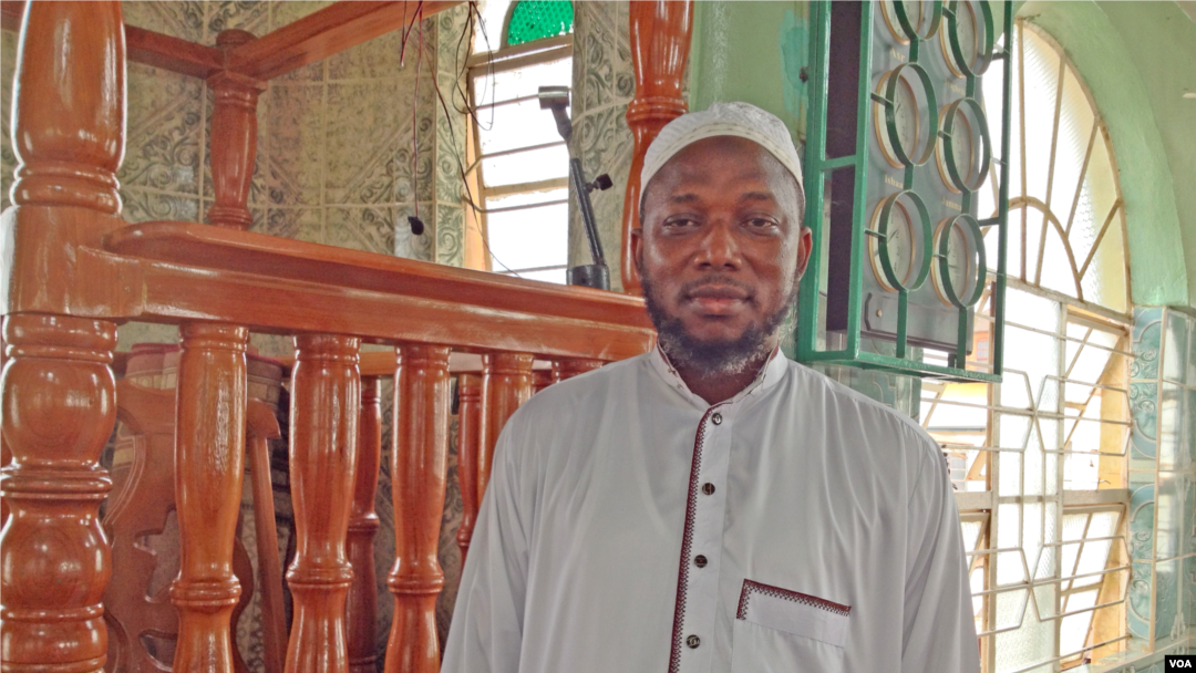 Dr. Ramadan Jalloh, Imam at Jam'iyatul Haq mosque, Freetown, Sierra Leone, May 10, 2015. (N. deVries/VOA)