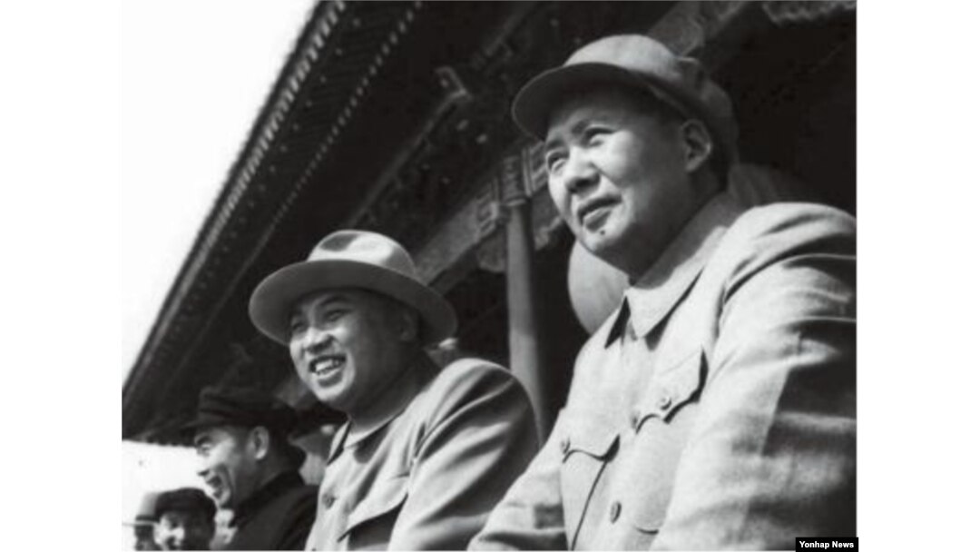 지난 1954년 10월 1일 중국 베이징 톈안먼 성루에서 김일성 전 북한 주석(오른쪽 둘째)과 마오쩌둥 전 중국 주석(오른쪽)이 열병식을 함께 지켜보고 있다.