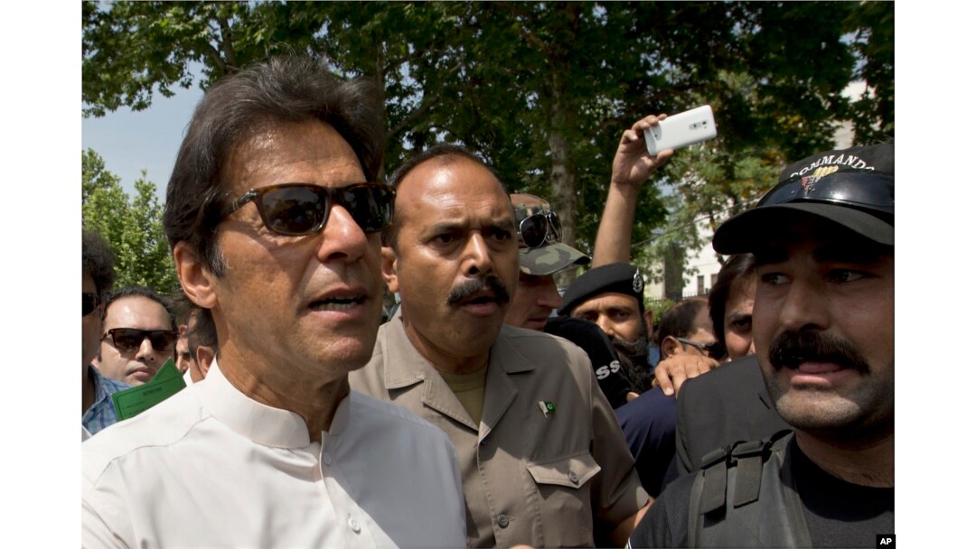 Pakistani opposition leader and Chief of the Pakistan Tehreek-e-Insaf party, Imran Khan, arrives at the Supreme Court, in Islamabad, April 20, 2017.