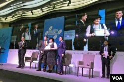 Голові Великокопанівської громади вручають сертифікат учасника програми DOBRE