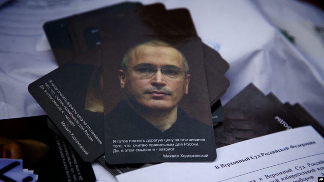 Some protesters were calling for the release of jailed oil tycoon Mikhail Khodorkovsky, December 24, 2011. (VOA - Y. Weeks)