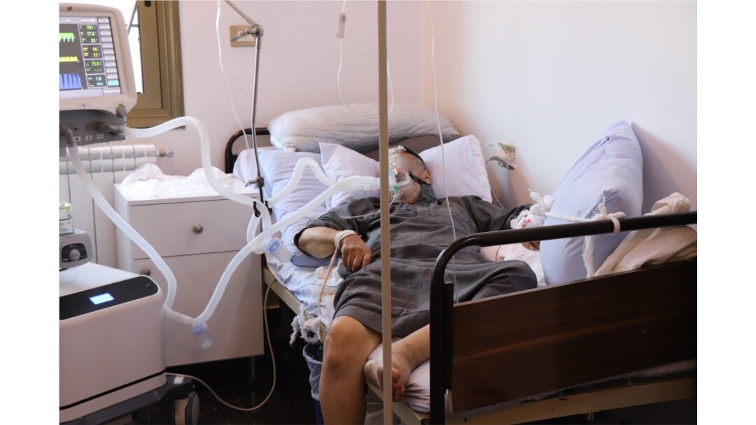 Abass, 70 was diagnosed with COVID-19 three weeks ago and has been getting sicker every day in Qameshli, Syria, Oct. 18, 2021. (Heather Murdock/VOA)