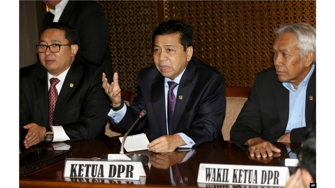 FILE - Indonesian House Speaker Setya Novanto, center, speaks, while accompanied by deputy speakers Fadli Zon, left, and Agus Hermanto, right, during press conference in Jakarta, Indonesia.