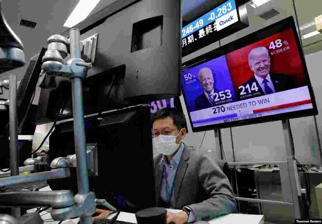 일본 도쿄의 외환거래소 TV 화면에 미국 대통령 선거 개표 현황이 보도되고 있다.