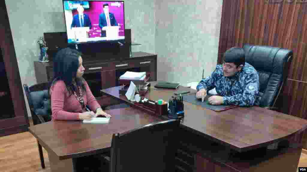 VOA&#39;s Navbahor Imamova talking to Lieutenant Colonel Jura Pulatov, Warden, Prison Colony Number 7, Tavaksay, Tashkent, Uzbekistan, Dec 14, 2019