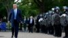 Президент США Дональд Трамп у понеділок першого червня після того, як силовики очистили парк-площу Лафаєт від протестувальників. Трамп пройшов парком до храму St. John's Church, у якому за день до того відбувся підпал.