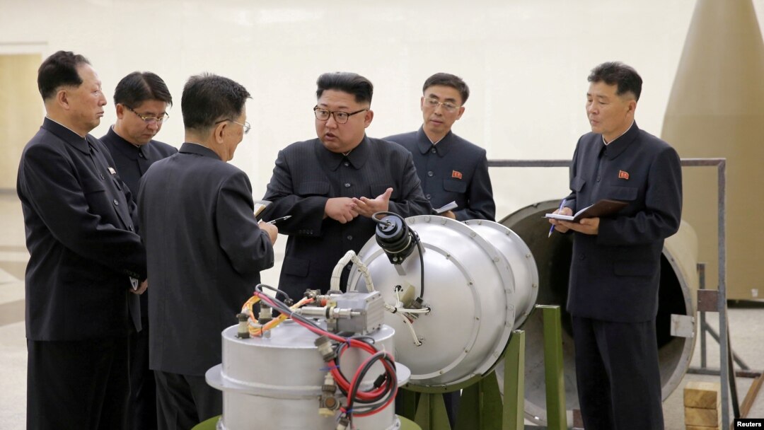 김정은 북한 국무위원장이 핵무기병기화사업을 현지지도했다고 지난해 9월 조선중앙통신이 보도했다. 김정은 체제 핵개발 주역인 홍승무 군수공업부 부부장과 리홍섭 핵무기연구소 소장이 수행했다.